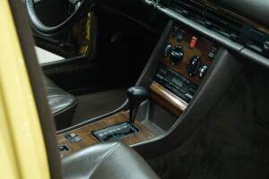Bild 34/50 von Mercedes-Benz 380 SE (1983)