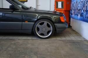 Immagine 29/30 di Mercedes-Benz 320 CE (1993)