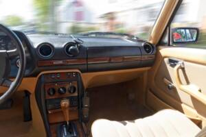 Bild 10/18 von Mercedes-Benz 200 (1983)