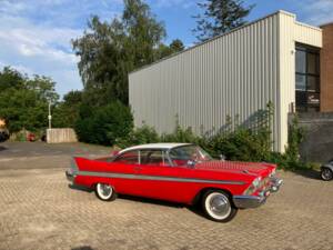 Image 4/15 of Plymouth Sport Fury (1958)