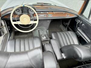 Image 18/35 de Mercedes-Benz 280 SE 3,5 (1970)