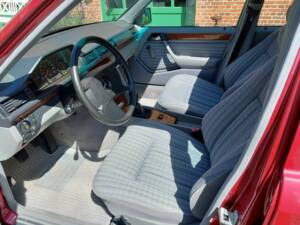 Image 10/15 of Mercedes-Benz 230 E (1990)