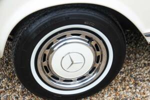 Image 23/50 de Mercedes-Benz 280 SL (1971)