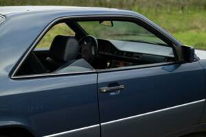 Bild 41/79 von Mercedes-Benz 200 CE (1993)