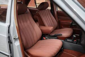 Bild 46/62 von Mercedes-Benz 190 E (1983)