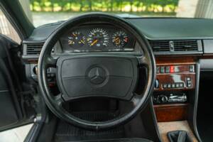 Bild 44/50 von Mercedes-Benz 300 E-24 (1989)