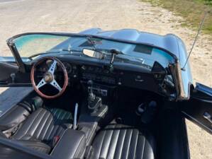 Image 6/6 de Jaguar E-Type (1968)