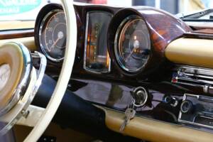 Bild 22/39 von Mercedes-Benz 220 SE b (1964)