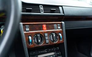 Image 39/45 of Mercedes-Benz E 220 (1995)