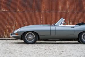 Image 13/34 de Jaguar E-Type (1968)