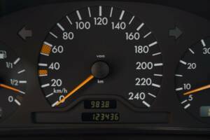 Image 43/50 of Mercedes-Benz CLK 200 (1997)