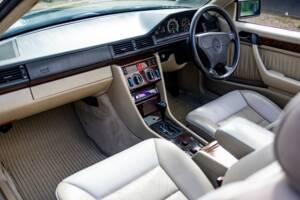 Bild 44/46 von Mercedes-Benz E 320 (1994)