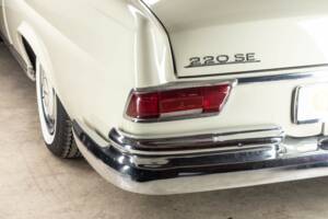 Image 17/54 of Mercedes-Benz 220 SE b (1963)