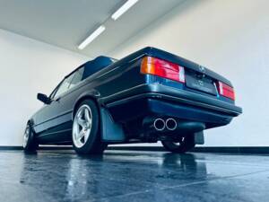 Image 14/29 de BMW 325i (1989)