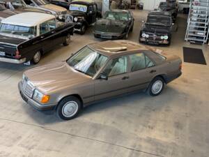 Afbeelding 3/36 van Mercedes-Benz 200 (1988)