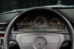 Image 23/40 de Mercedes-Benz E 220 (1995)