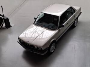 Bild 23/24 von BMW 318i (1989)