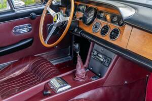 Image 16/49 de Ferrari 330 GT 2+2 (1966)