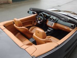Image 34/99 of Ferrari California (2010)