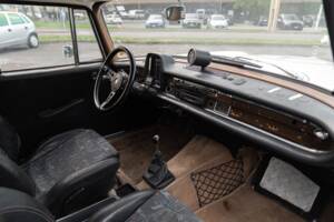 Image 29/50 of Mercedes-Benz 220 S b (1967)