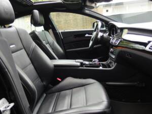 Image 40/97 of Mercedes-Benz CLS 63 AMG S 4MATIC (2013)