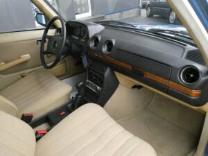 Bild 12/21 von Mercedes-Benz 200 D (1983)