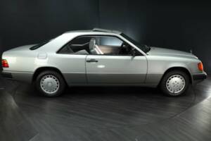 Afbeelding 7/50 van Mercedes-Benz 230 CE (1988)