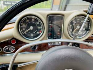 Image 21/36 de Mercedes-Benz 280 SE 3,5 (1971)