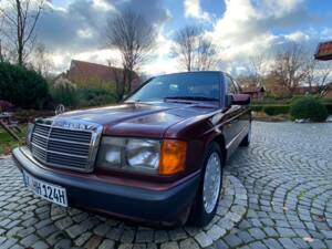 Image 8/27 of Mercedes-Benz 190 E 1.8 Avantgarde &quot;Rosso&quot; (1993)