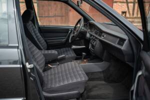 Bild 36/74 von Mercedes-Benz 190 E (1990)