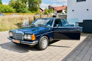 Bild 29/99 von Mercedes-Benz 230 CE (1983)