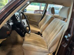 Image 5/21 of Mercedes-Benz 230 E (1983)