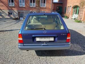 Bild 3/15 von Mercedes-Benz E 300 T 4MATIC (1994)
