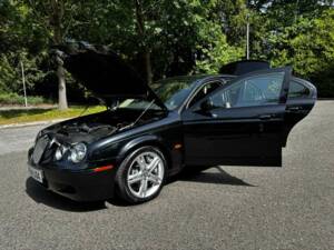Bild 23/50 von Jaguar S-Type 4.2 V8 R (2004)