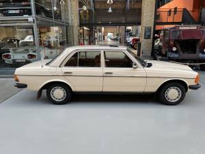 Afbeelding 2/40 van Mercedes-Benz 230 E (1983)