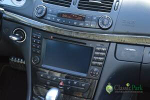 Image 38/50 of Mercedes-Benz E 500 T (2004)