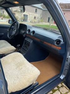Image 14/23 of Mercedes-Benz 230 E (1984)
