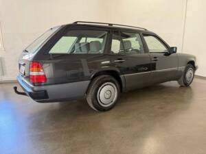 Image 26/43 of Mercedes-Benz 230 TE (1992)