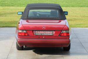 Image 12/50 of Mercedes-Benz E 220 (1994)
