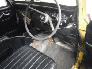 Image 22/40 of Austin FX 4 London Taxi (1970)