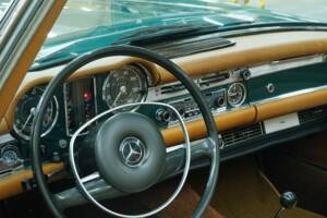 Image 23/50 de Mercedes-Benz 280 SL (1968)