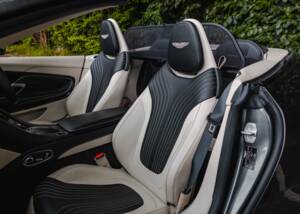 Image 24/39 of Aston Martin DB 11 Volante (2018)