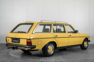 Image 2/50 of Mercedes-Benz 240 TD (1982)