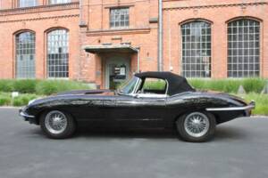 Image 4/24 of Jaguar E-Type (1970)