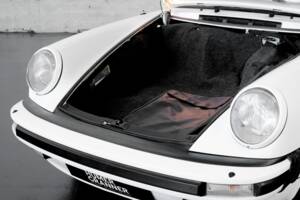 Image 34/46 de Porsche 911 Carrera 3.2 (1984)