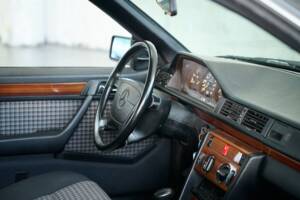 Bild 33/50 von Mercedes-Benz 300 CE (1991)