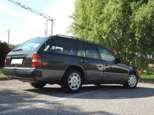 Image 8/50 of Mercedes-Benz 250 TD Turbo (1992)