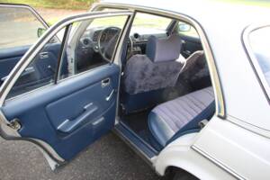 Image 17/22 of Mercedes-Benz 200 (1978)