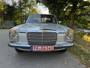 Imagen 11/28 de Mercedes-Benz 200 (1975)
