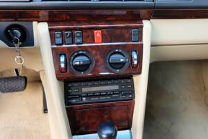 Image 23/63 of Mercedes-Benz 300 CE (1991)